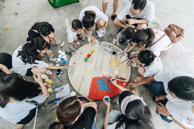 Cuối tuần, mẹ con chị Huệ (Về nhà đi con) cùng tham gia chiến dịch mang sân chơi thật trở lại - Ảnh 1.