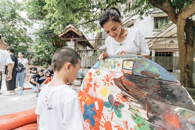 Cuối tuần, mẹ con chị Huệ (Về nhà đi con) cùng tham gia chiến dịch mang sân chơi thật trở lại - Ảnh 3.