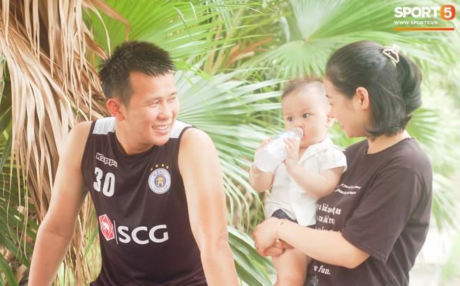 Ngắm gia đình nhỏ yêu thương của thủ môn Hà Nội FC, nhận ra rằng tình yêu càng bình dị càng hạnh phúc - Ảnh 1.