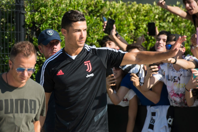 Hot như Ronaldo: Đến khám sức khỏe thôi cũng được fan ùn ùn kéo đến xem, tới tấp xin chữ ký - Ảnh 7.