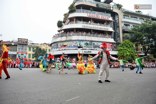 Người dân thủ đô thích thú với màn Carnival sôi động nhân dịp kỉ niệm 20 năm Hà Nội - thành phố vì hoà bình - Ảnh 11.