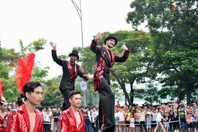 Người dân thủ đô thích thú với màn Carnival sôi động nhân dịp kỉ niệm 20 năm Hà Nội - thành phố vì hoà bình - Ảnh 14.