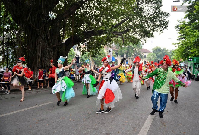 Người dân thủ đô thích thú với màn Carnival sôi động nhân dịp kỉ niệm 20 năm Hà Nội - thành phố vì hoà bình - Ảnh 3.