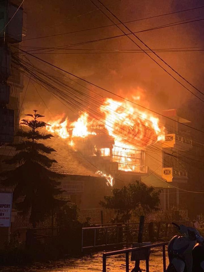 Cháy lớn gần trung tâm y tế thị trấn Sapa, nhiều du khách và người dân hoảng sợ bỏ chạy - Ảnh 3.