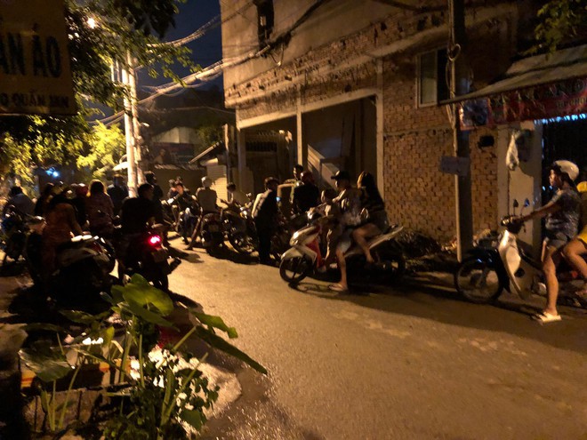 TP.HCM: Hai nhóm thanh niên lao vào hỗn chiến khiến cả khu phố náo loạn, 1 người bị chém tử vong - Ảnh 2. TP.HCM: Hai nhóm thanh niên lao vào hỗn chiến khiến cả khu phố náo loạn, 1 người bị chém tử vong - Ảnh 2.