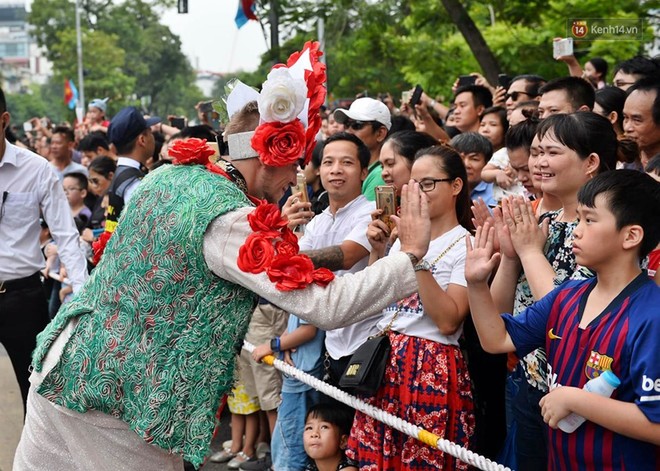 Người dân thủ đô thích thú với màn Carnival sôi động nhân dịp kỉ niệm 20 năm Hà Nội - thành phố vì hoà bình - Ảnh 12.