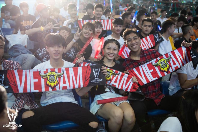 Loạt fan nữ xinh như hot girl đốt n&oacute;ng kh&aacute;n đ&agrave;i cung Ti&ecirc;n Sơn cổ vũ Đội tuyển Việt Nam (Team Flash) tạo n&ecirc;n kỳ t&iacute;ch tại AWC 2019 - Ảnh 6.