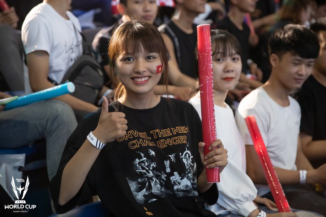Loạt fan nữ xinh như hot girl đốt n&oacute;ng kh&aacute;n đ&agrave;i cung Ti&ecirc;n Sơn cổ vũ Đội tuyển Việt Nam (Team Flash) tạo n&ecirc;n kỳ t&iacute;ch tại AWC 2019 - Ảnh 8.