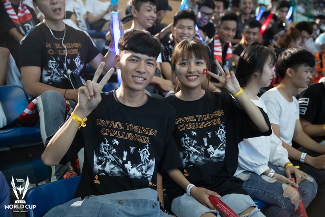 Loạt fan nữ xinh như hot girl đốt n&oacute;ng kh&aacute;n đ&agrave;i cung Ti&ecirc;n Sơn cổ vũ Đội tuyển Việt Nam (Team Flash) tạo n&ecirc;n kỳ t&iacute;ch tại AWC 2019 - Ảnh 7.