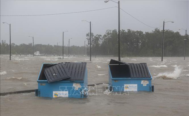 Bão Barry đổ bộ vào bang Louisiana, hàng triệu người đối mặt với lũ lụt - Ảnh 1.