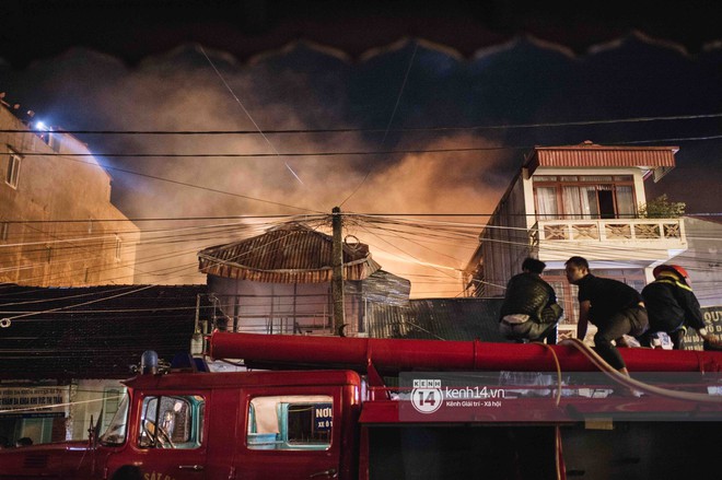 Cháy lớn gần trung tâm y tế thị trấn Sapa, nhiều du khách và người dân hoảng sợ bỏ chạy - Ảnh 4.