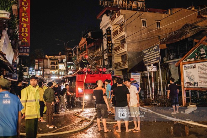 Cháy lớn gần trung tâm y tế thị trấn Sapa, nhiều du khách và người dân hoảng sợ bỏ chạy - Ảnh 5.