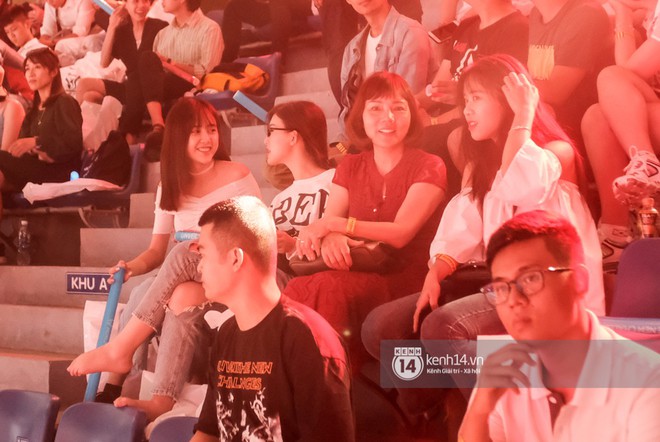 Loạt fan nữ xinh như hot girl đốt n&oacute;ng kh&aacute;n đ&agrave;i cung Ti&ecirc;n Sơn cổ vũ Đội tuyển Việt Nam (Team Flash) tạo n&ecirc;n kỳ t&iacute;ch tại AWC 2019 - Ảnh 18.
