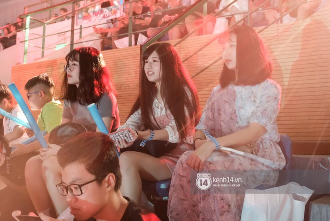 Loạt fan nữ xinh như hot girl đốt n&oacute;ng kh&aacute;n đ&agrave;i cung Ti&ecirc;n Sơn cổ vũ Đội tuyển Việt Nam (Team Flash) tạo n&ecirc;n kỳ t&iacute;ch tại AWC 2019 - Ảnh 10.