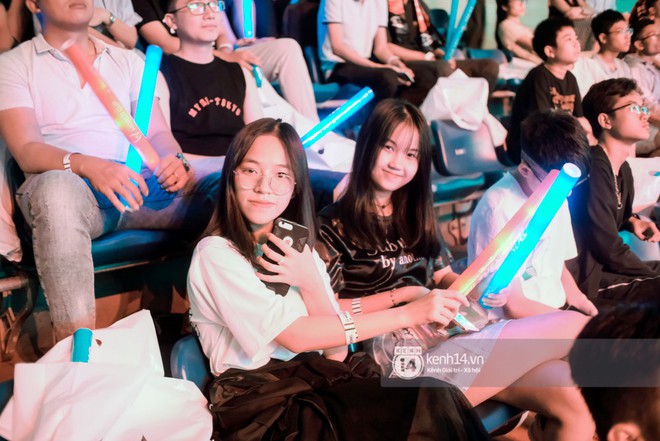 Loạt fan nữ xinh như hot girl đốt n&oacute;ng kh&aacute;n đ&agrave;i cung Ti&ecirc;n Sơn cổ vũ Đội tuyển Việt Nam (Team Flash) tạo n&ecirc;n kỳ t&iacute;ch tại AWC 2019 - Ảnh 19.