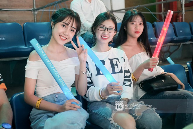 Loạt fan nữ xinh như hot girl đốt nóng khán đài cung Tiên Sơn cổ vũ Đội tuyển Việt Nam (Team Flash) tạo nên kỳ tích tại AWC 2019 - Ảnh 17.