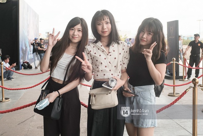 Loạt fan nữ xinh như hot girl đốt n&oacute;ng kh&aacute;n đ&agrave;i cung Ti&ecirc;n Sơn cổ vũ Đội tuyển Việt Nam (Team Flash) tạo n&ecirc;n kỳ t&iacute;ch tại AWC 2019 - Ảnh 4.
