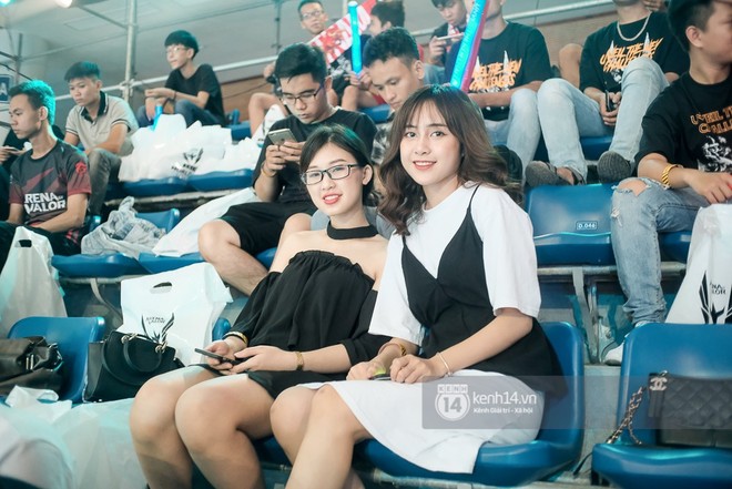 Loạt fan nữ xinh như hot girl đốt nóng khán đài cung Tiên Sơn cổ vũ Đội tuyển Việt Nam (Team Flash) tạo nên kỳ tích tại AWC 2019 - Ảnh 16.