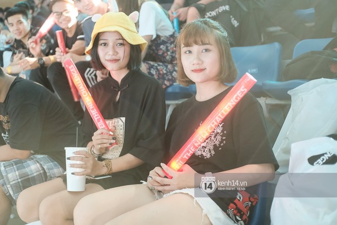 Loạt fan nữ xinh như hot girl đốt nóng khán đài cung Tiên Sơn cổ vũ Đội tuyển Việt Nam (Team Flash) tạo nên kỳ tích tại AWC 2019 - Ảnh 15.