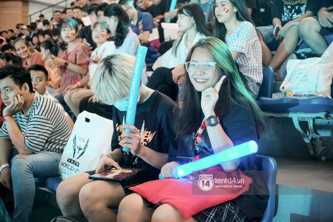 Loạt fan nữ xinh như hot girl đốt n&oacute;ng kh&aacute;n đ&agrave;i cung Ti&ecirc;n Sơn cổ vũ Đội tuyển Việt Nam (Team Flash) tạo n&ecirc;n kỳ t&iacute;ch tại AWC 2019 - Ảnh 13.