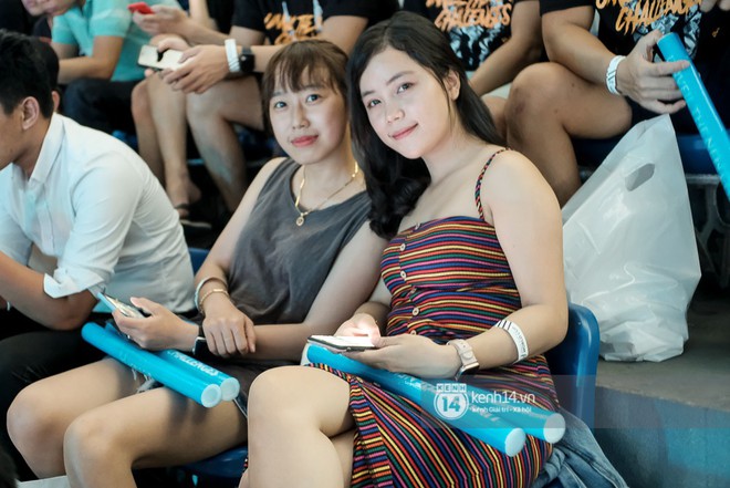 Loạt fan nữ xinh như hot girl đốt nóng khán đài cung Tiên Sơn cổ vũ Đội tuyển Việt Nam (Team Flash) tạo nên kỳ tích tại AWC 2019 - Ảnh 9.