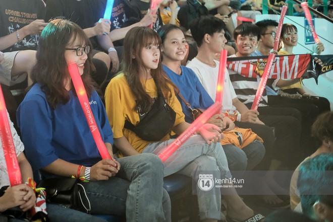 Loạt fan nữ xinh như hot girl đốt n&oacute;ng kh&aacute;n đ&agrave;i cung Ti&ecirc;n Sơn cổ vũ Đội tuyển Việt Nam (Team Flash) tạo n&ecirc;n kỳ t&iacute;ch tại AWC 2019 - Ảnh 12.