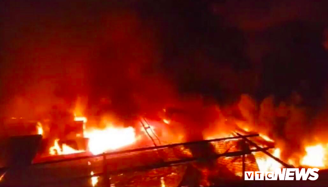 Cháy khủng khiếp chợ ở Đắk Lắk, gần 50 cửa hàng bị thiêu rụi - Ảnh 1.