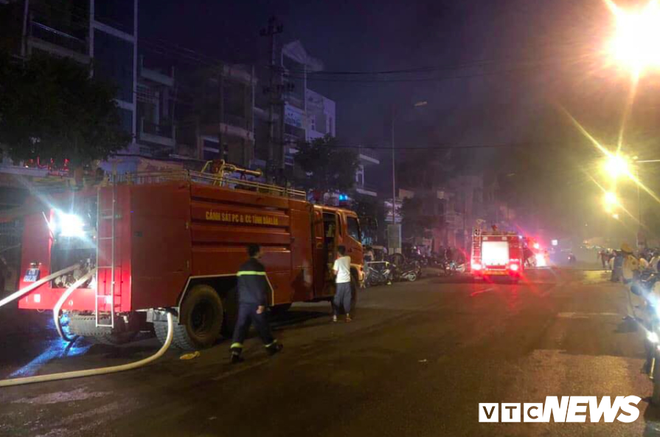 Cháy khủng khiếp chợ ở Đắk Lắk, gần 50 cửa hàng bị thiêu rụi - Ảnh 2.