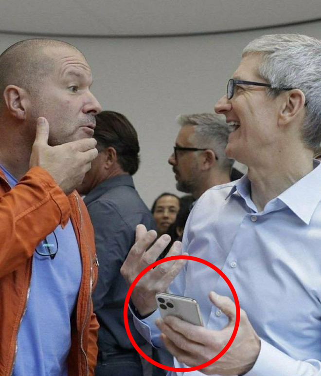 Lộ ảnh CEO Apple cầm iPhone XI mới nhất trên tay, nhưng sự thật lại khác một trời một vực - Ảnh 1.
