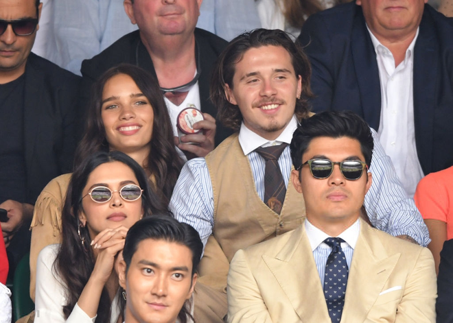 Chung kết Wimbledon: Cậu cả bất tài nhiều tật nhà Beckham vừa ăn bánh vừa chụm đầu tình tứ với người yêu, nhưng bị dìm thảm hại khi ở chung một khung hình với Siwon (Super Junior) - Ảnh 6.