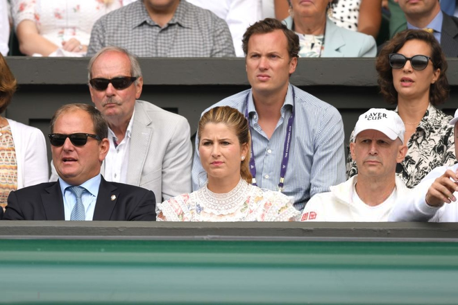 Vợ của huyền thoại Roger Federer thất thần, ôm đầu thất vọng sau khi chứng kiến chồng thất bại trong trận chung kết Wimbledon lịch sử - Ảnh 1.