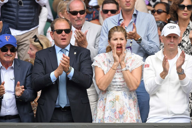 Vợ của huyền thoại Roger Federer thất thần, ôm đầu thất vọng sau khi chứng kiến chồng thất bại trong trận chung kết Wimbledon lịch sử - Ảnh 2.