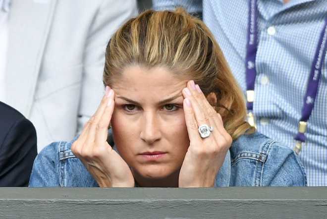 Vợ của huyền thoại Roger Federer thất thần, ôm đầu thất vọng sau khi chứng kiến chồng thất bại trong trận chung kết Wimbledon lịch sử - Ảnh 4.