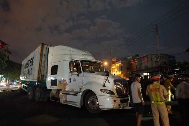 Đà Nẵng: Container mất lái tông cả gia đình đi ăn cưới về, bé trai 4 tuổi tử vong thương tâm - Ảnh 3.