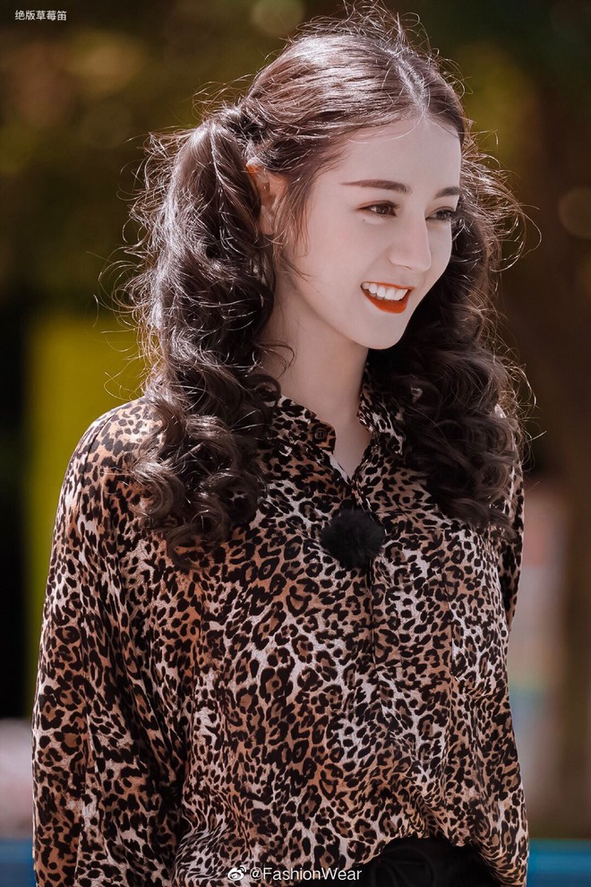 Hình ảnh leo top trend Weibo: Địch Lệ Nhiệt Ba buộc tóc 2 bên, mặc áo da beo quá xinh nhưng lại gây tranh cãi - Ảnh 10.