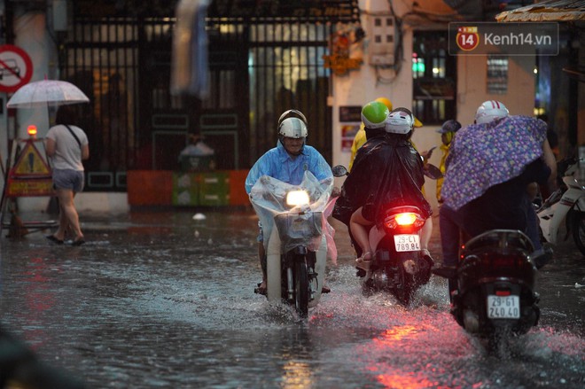 Clip, ảnh: Mưa lớn xối xả đúng giờ tan tầm, nhiều tuyến phố Hà Nội ngập nước, ùn tắc kinh hoàng - Ảnh 9.