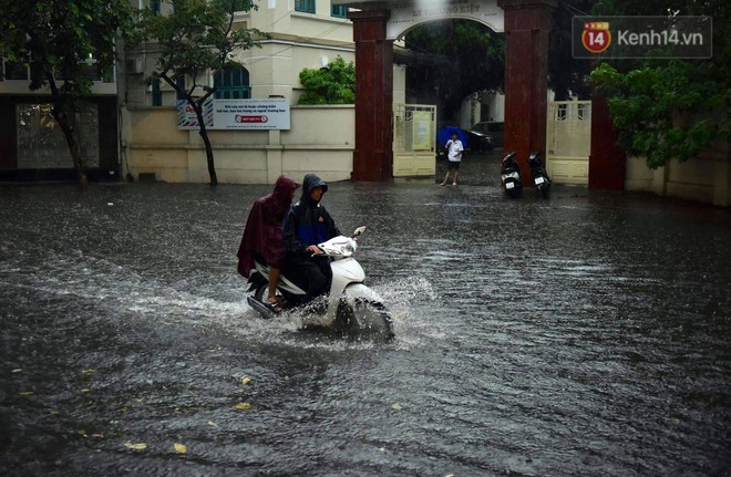 Clip, ảnh: Mưa lớn xối xả đúng giờ tan tầm, nhiều tuyến phố Hà Nội ngập nước, ùn tắc kinh hoàng - Ảnh 6.