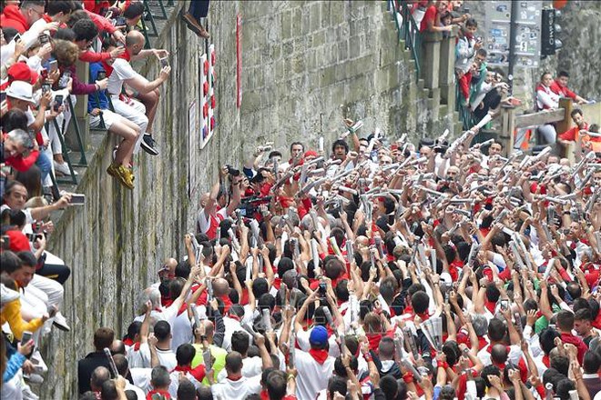 Hàng nghìn người quàng khăn đỏ cùng thắp nến, chia tay lễ hội chạy với bò tót - Ảnh 1.