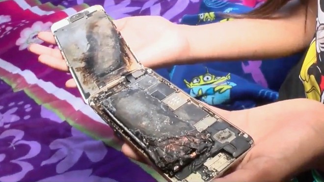 Mỹ: iPhone trên tay bất ngờ bắn lửa tứ tung, bé gái 11 tuổi hoảng sợ ném ngay trước khi bốc cháy - Ảnh 1.
