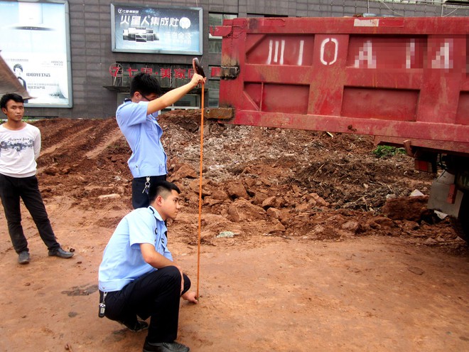 Tai nạn không ngờ: Dừng xe bên đường rồi bị cửa thùng xe tải va thẳng vào đầu, 2 mẹ con lăn đùng ngất xỉu ngay tại chỗ - Ảnh 3.