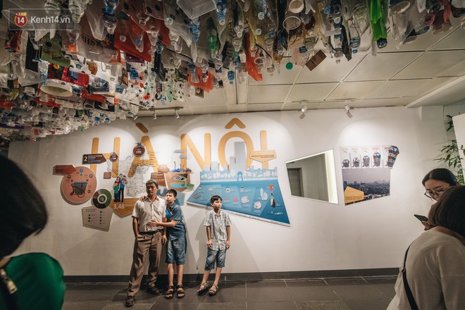 500kg rác thải treo lơ lửng trên đầu: Triển lãm ấn tượng ở Hà Nội khiến người xem ngộp thở - Ảnh 4.