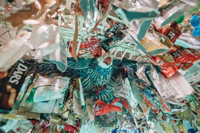 500kg rác thải treo lơ lửng trên đầu: Triển lãm ấn tượng ở Hà Nội khiến người xem ngộp thở - Ảnh 15.