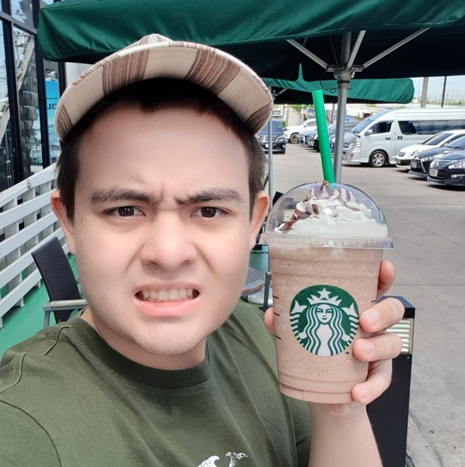 Suốt 3 năm, thay 30 ava nhưng full bộ là tự sướng với cốc Starbucks, fan cuồng này phải chăng muốn trở thành đại sứ thương hiệu? - Ảnh 1.