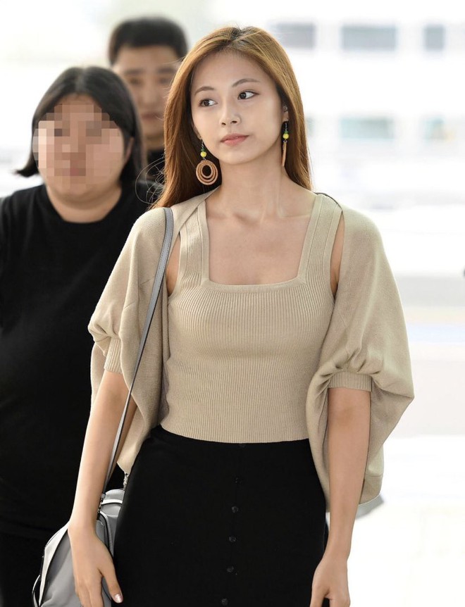 Nữ thần thế hệ mới Tzuyu (TWICE) gây choáng với vẻ đẹp xuất thần và biểu cảm của nhân viên sân bay nói lên tất cả - Ảnh 7.