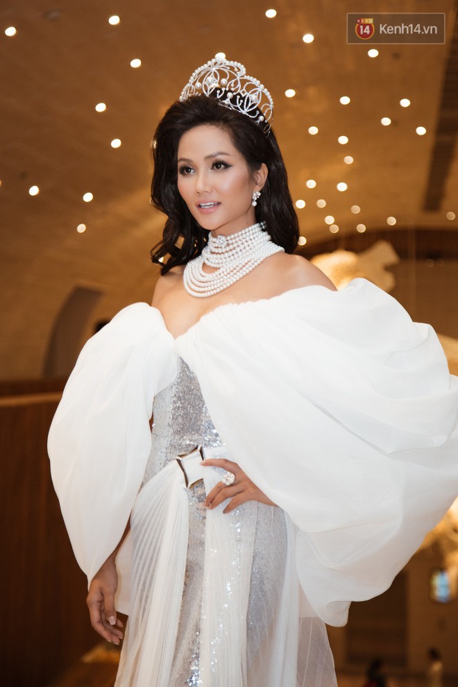HHen Niê diện style khác lạ, Mâu Thủy hở bạo khoe ngực đầy trong sự kiện khởi động Miss Universe Việt Nam 2019 - Ảnh 1.