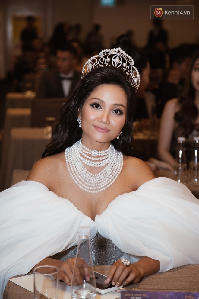 HHen Niê diện style khác lạ, Mâu Thủy hở bạo khoe ngực đầy trong sự kiện khởi động Miss Universe Việt Nam 2019 - Ảnh 18.