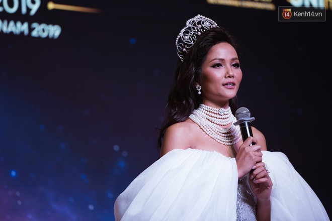 HHen Niê diện style khác lạ, Mâu Thủy hở bạo khoe ngực đầy trong sự kiện khởi động Miss Universe Việt Nam 2019 - Ảnh 14.