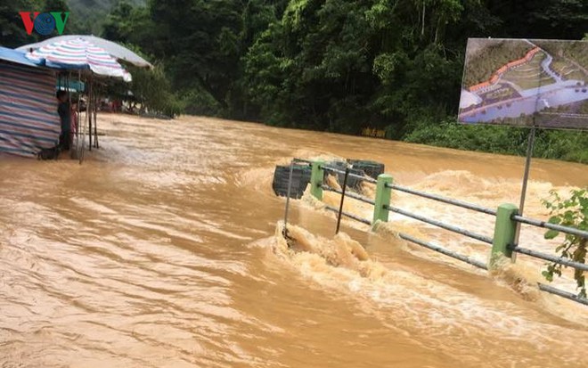 Mưa lớn khiến em gái bất lực nhìn anh bị lũ cuốn trôi ngay trước mắt ở Cao Bằng - Ảnh 1.