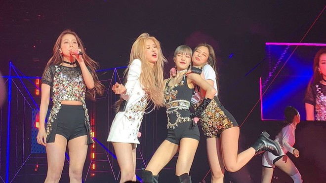 BLACKPINK phá kỉ lục tồn tại 5 năm của SNSD, vượt mặt TWICE mảng tour nhưng netizen không phục vì 1 lí do - Ảnh 1.