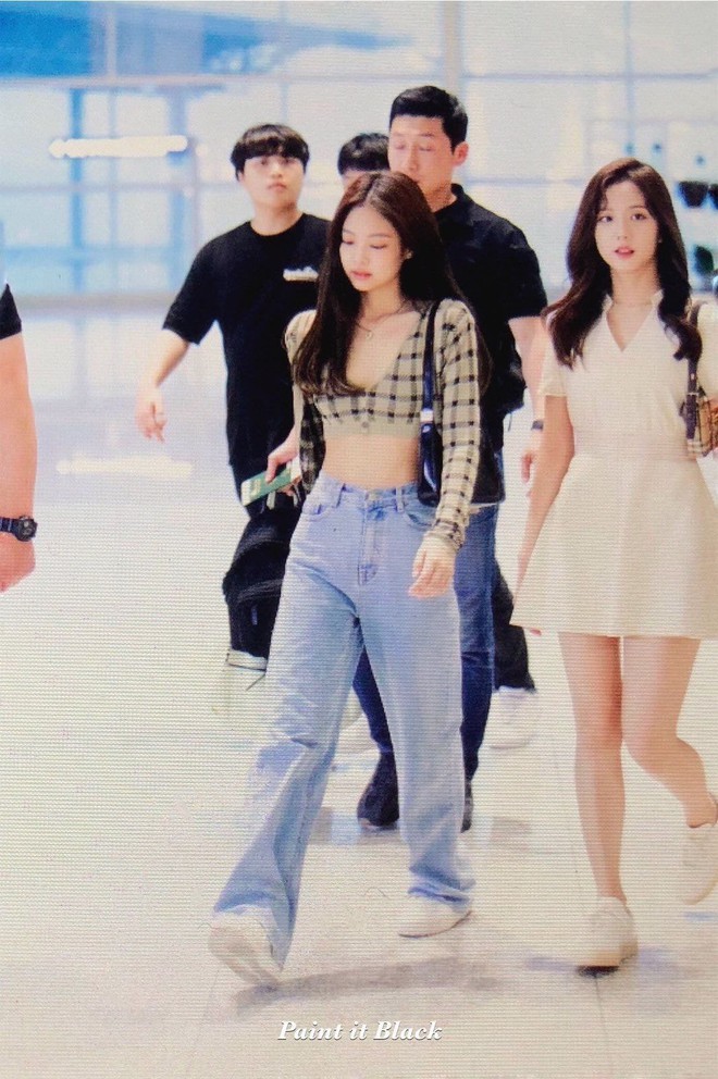 Nữ hoàng sân bay gọi tên BLACKPINK: Jennie khoe vòng 1 sexy quá trời đất, Rosé bùng nổ nhan sắc mặc ảnh chụp vội - Ảnh 1.